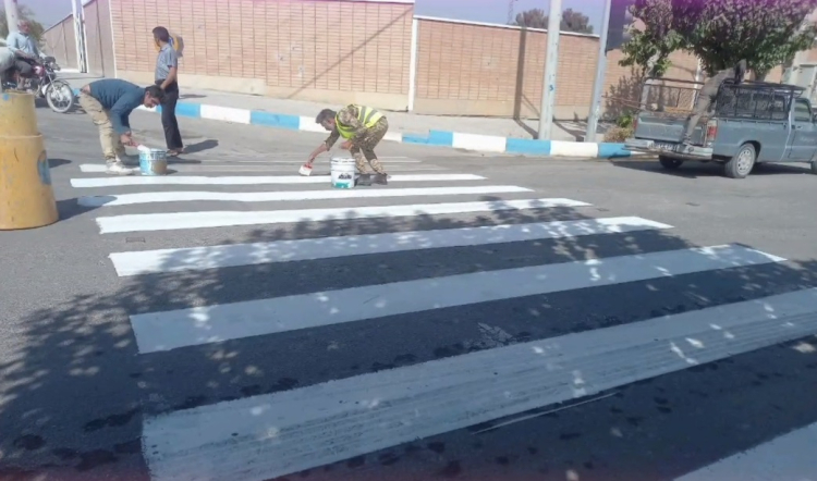خط کشی گذر گاه های عابر پیاده خیابان های سطح شهر  و معابر منتهی به  مدارس زیباشهر در راستای بازگشایی مدارس و شروع سال تحصیلی