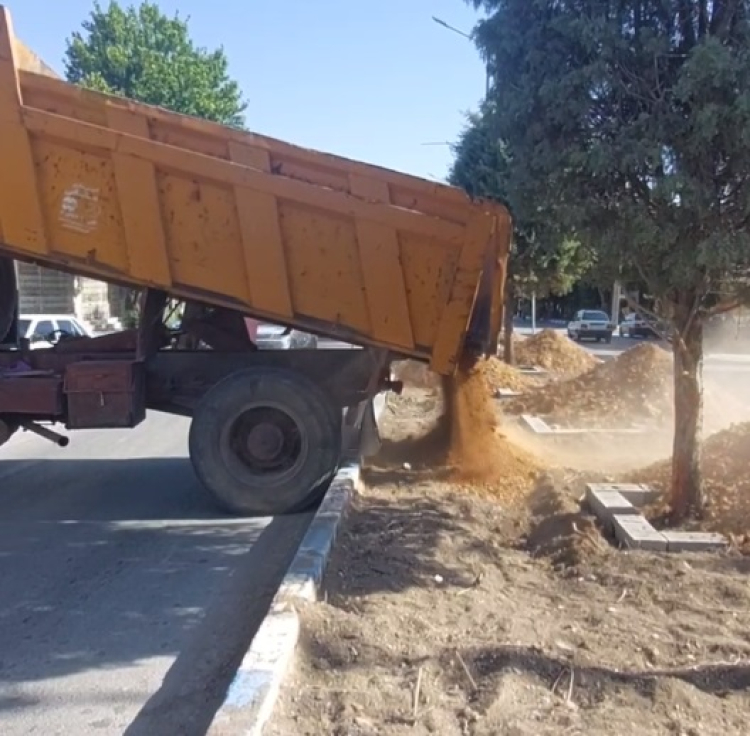 ادامه عملیات زیرسازی رفیوژ وسط بلوار امام خمینی ره  در راستای سنگ فرش ، بلوک فرش،  نورپردازی و ....