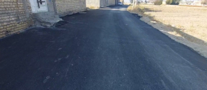 تداوم عملیات آسفالت معابر خاکی و لکه گیری ترانشه های سطح شهر