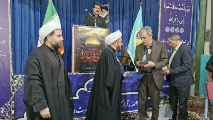 برپایی میز خدمت‌ و تقدیر شهردار زیباشهر مهندس صابری از امام جمعه زیباشهر حجت‌الاسلام والمسلمین حاج آقا افشاری به مناسبت ۵ مرداد اقامه اولین نماز جمعه کشور