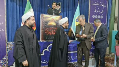 برپایی میز خدمت‌ و تقدیر شهردار زیباشهر مهندس صابری از امام جمعه زیباشهر حجت‌الاسلام والمسلمین حاج آقا افشاری به مناسبت ۵ مرداد اقامه اولین نماز جمعه کشور